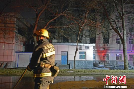 消防员在事故现场灭火。　武俊杰 摄