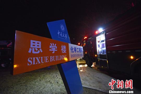 消防车在事发现场。　武俊杰 摄